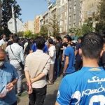 استقلالی های معترض روبروی مجلس رفتند